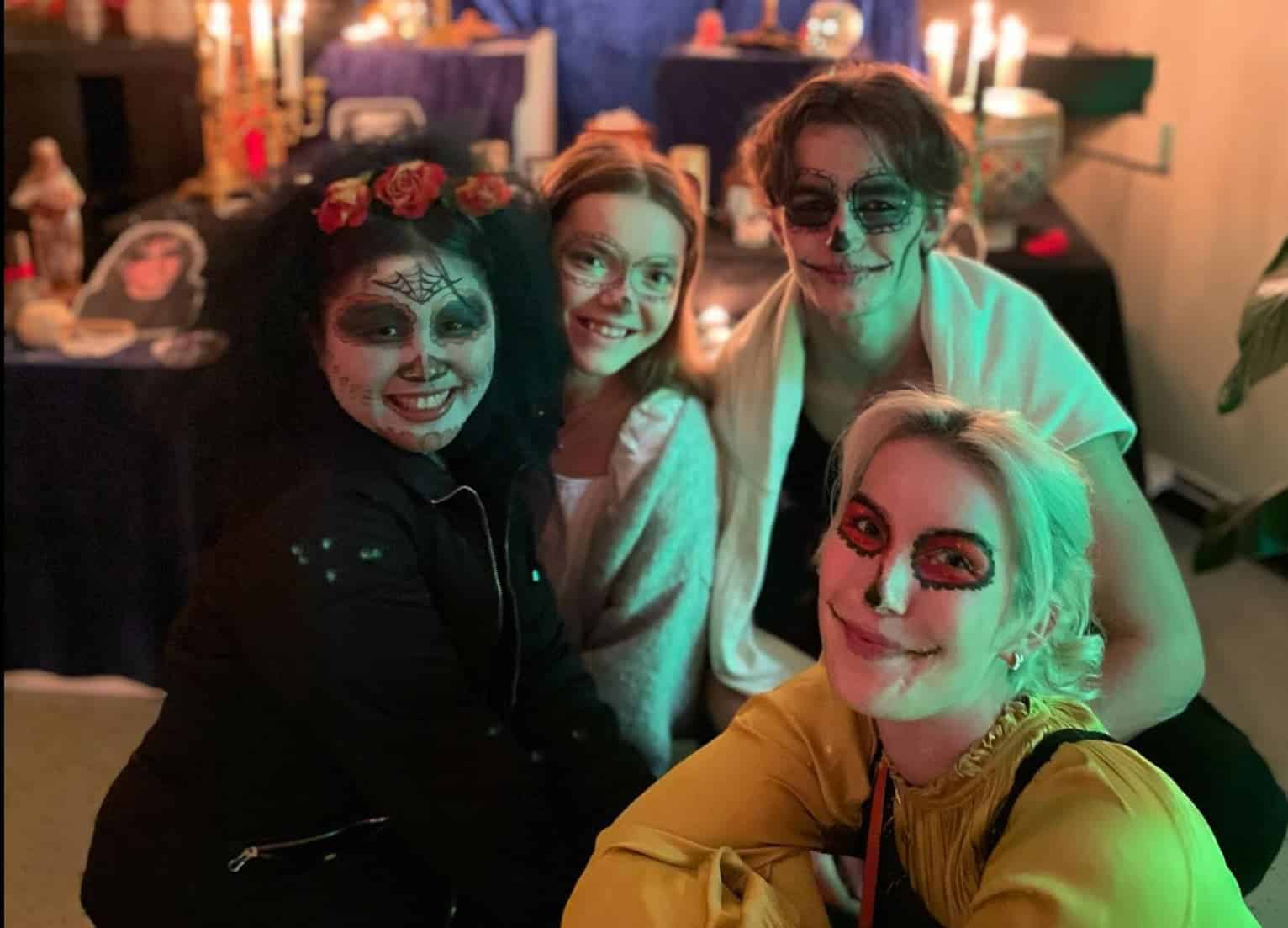 Elever kledd ut for temaet halloween på elevekvelden